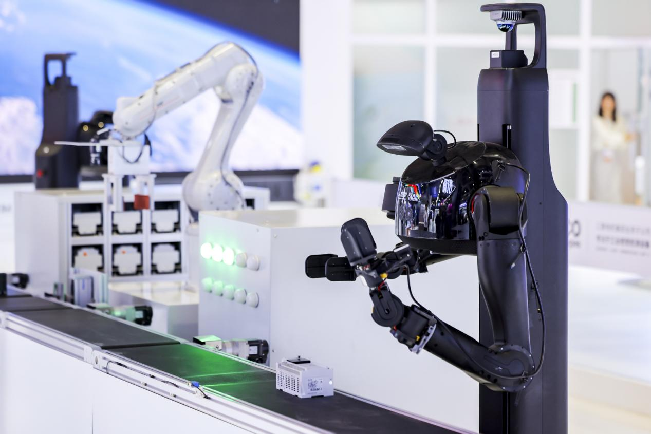 鹿明機器人與三菱電機攜手亮相進博會，以具身智能賦能工業場景智能化升級